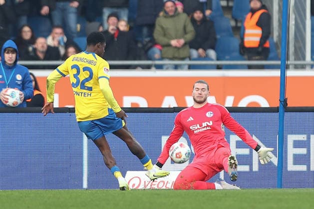 21 12 2025, xtgx, Soccer 2 Bundesliga, Eintracht Braunschweig FC Schalke 04 v l Christian Conteh Braunschweig, 32 , Loris Karius Schalke, 1 shoots the ball on goal, shot on goal, shot parade, holds the ball, catches the ball, parries DFL DFB REGULATIONS PROHIBIT ANY USE OF PHOTOGRAPHS as IMAGE SEQUENCES and or QUASI VIDEO Braunschweig