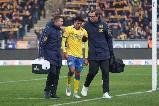 21 12 2025, xtgx, Fußball 2 Bundesliga, Eintracht Braunschweig FC Schalke 04 v l Johan Gomez Braunschweig, 44 verletzt, Verletzung, injury, injured DFL DFB REGULATIONS PROHIBIT ANY USE OF PHOTOGRAPHS as IMAGE SEQUENCES and or QUASI VIDEO Braunschweig
