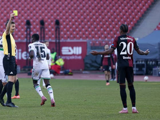 Germany Soccer, 2 Bundesliga 2025 26, 17 Matchday 1 FC Nuremberg vs Hannover 96 Max Morlock Stadium Nuremberg Max Burda Referee Referee with the yellow card to Pape Demba Diop 1 FC Nuremberg, 20 Copyright: xChristopherxRupprechtx