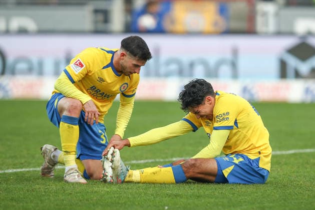 21 12 2025, xtgx, Fußball 2 Bundesliga, Eintracht Braunschweig FC Schalke 04 v l Johan Gomez Braunschweig, 44 verletzt, Verletzung, injury, injured DFL DFB REGULATIONS PROHIBIT ANY USE OF PHOTOGRAPHS as IMAGE SEQUENCES and or QUASI VIDEO Braunschweig