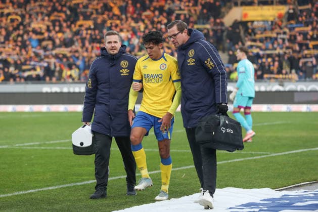 21 12 2025, xtgx, Fußball 2 Bundesliga, Eintracht Braunschweig FC Schalke 04 v l Johan Gomez Braunschweig, 44 verletzt, Verletzung, injury, injured DFL DFB REGULATIONS PROHIBIT ANY USE OF PHOTOGRAPHS as IMAGE SEQUENCES and or QUASI VIDEO Braunschweig