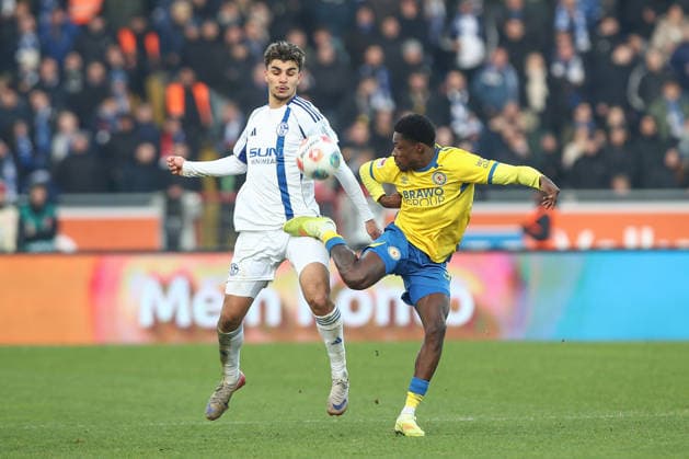 21 12 2025, xtgx, Football 2 Bundesliga, Eintracht Braunschweig FC Schalke 04 v l Mertcan Ayhan Schalke, 43 , Christian Conteh Braunschweig, 32 duel, duel, fight, tackle injured, injury, injured DFL DFB DFB REGULATIONS PROHIBIT ANY USE OF PHOTOGRAPHS as IMAGE SEQUENCES and or QUASI VIDEO Braunschweig