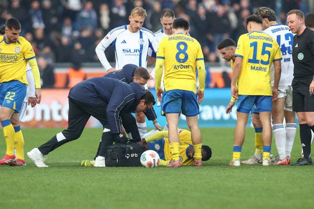 21 12 2025, xtgx, Fußball 2 Bundesliga, Eintracht Braunschweig FC Schalke 04 v l Christian Conteh Braunschweig, 32 verletzt, Verletzung, injury, injured DFL DFB REGULATIONS PROHIBIT ANY USE OF PHOTOGRAPHS as IMAGE SEQUENCES and or QUASI VIDEO Braunschweig