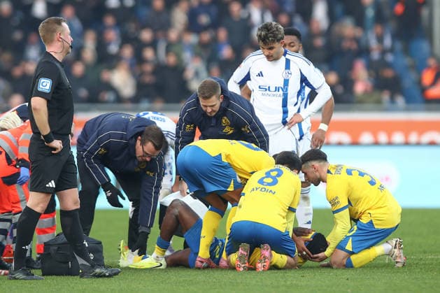 21 12 2025, xtgx, Fußball 2 Bundesliga, Eintracht Braunschweig FC Schalke 04 v l Christian Conteh Braunschweig, 32 verletzt, Verletzung, injury, injured DFL DFB REGULATIONS PROHIBIT ANY USE OF PHOTOGRAPHS as IMAGE SEQUENCES and or QUASI VIDEO Braunschweig