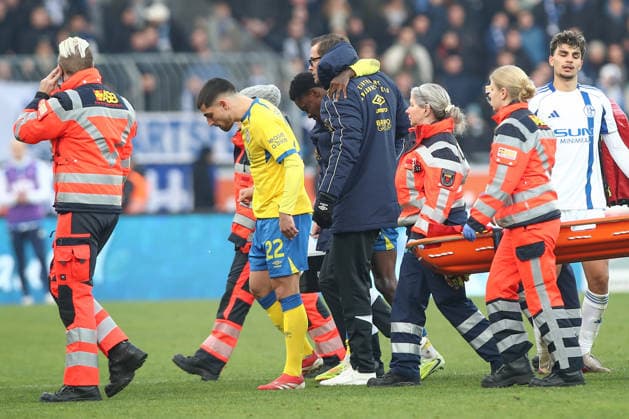 21 12 2025, xtgx, Fußball 2 Bundesliga, Eintracht Braunschweig FC Schalke 04 v l Christian Conteh Braunschweig, 32 verletzt, Verletzung, injury, injured DFL DFB REGULATIONS PROHIBIT ANY USE OF PHOTOGRAPHS as IMAGE SEQUENCES and or QUASI VIDEO Braunschweig