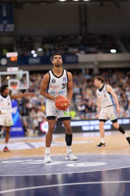 Game action with Kenneth Ogbe 25 Veolia Towers Hamburg easyCredit BBL MLP Academics Heidelberg - Veolia Towers Hamburg 21 12 2025 SNP Dome Heidelberg Kenneth Ogbe 25 Veolia Towers Hamburg with ball in action Copyright: xspeedshotx
