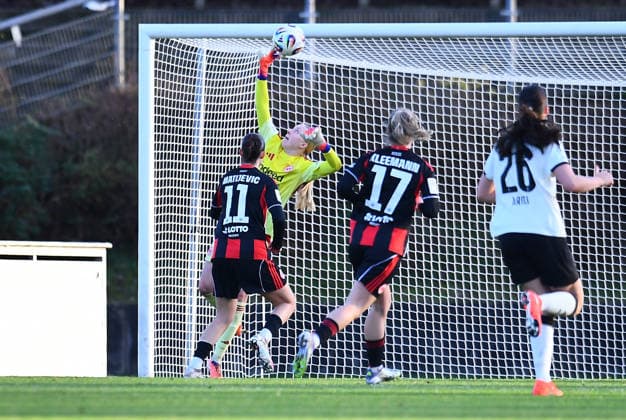 Soccer 2 Womens Bundesliga Season 2025 2026 14 Matchday Borussia Mönchengladbach Eintracht Frankfurt II on 21 12 2025 at Grenzlandstadion in Mönchengladbach Janne Sophie Krumme Eintracht Frankfurt II , behind DFB regulations prohibit any use of photographs as image sequences and or quasi video Nordrhein Westfalen Germany