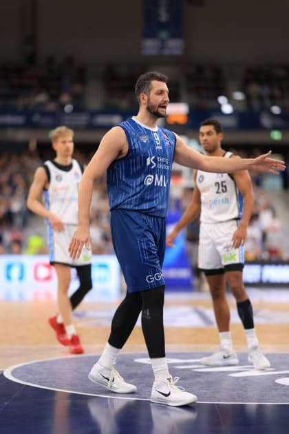 Scene with Paul Zipser 9 MLP Academics Heidelberg on the pitch easyCredit BBL MLP Academics Heidelberg - Veolia Towers Hamburg 21 12 2025 SNP Dome Heidelberg Paul Zipser 9 MLP Academics Heidelberg on the pitch Copyright: xspeedshotx