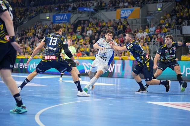 Scene with Elias Kofler 10 HSV Hamburg , Jannik Kohlbacher 80 Rhein Neckar Löwen and Steven Plucnar Jacobsen 9 Rhein Neckar Löwen Elias Kofler 10 HSV Hamburg against Jannik Kohlbacher 80 Rhein Neckar Löwen and Steven Plucnar Jacobsen 9 Rhein Neckar Löwen Copyright: xspeedshotx