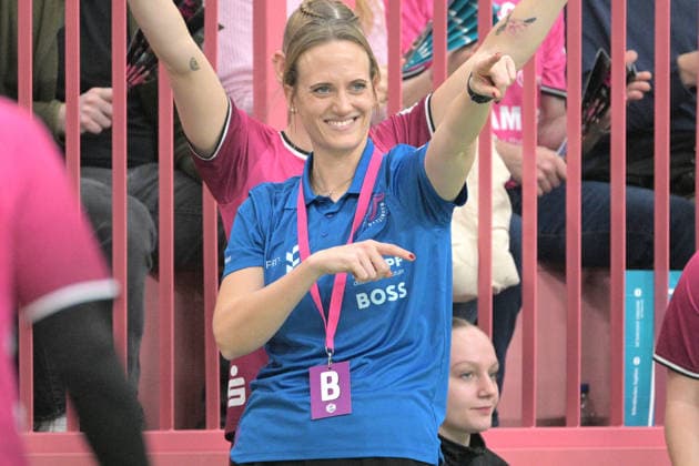 Miriam Hirsch TusSies Metzingen, Coach cheers TusSies Metzingen vs VfL Oldenburg, Handball, Alsco HBF, 11 League matchday, Season 2025 2026, 21 12 2025 TusSies Metzingen vs VfL Oldenburg, Handball, Alsco HBF, 11 League matchday, Season 2025 2026, 21 12 2025 Tuebingen Copyright: xEibner-Pressefoto TobiasxBaurx EP_TBR
