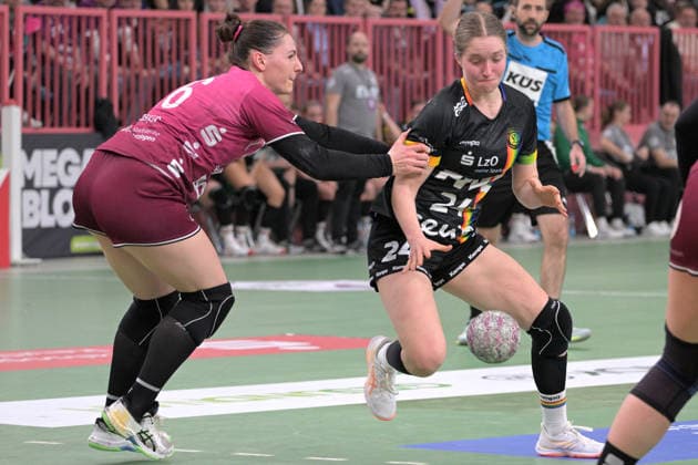 Laurentia Wolff VfL Oldenburg, 24 vs Svenja Huebner TusSies Metzingen, 26 TusSies Metzingen vs VfL Oldenburg, handball, Alsco HBF, 11 league matchday, 2025 2026 season, 21 12 2025 TusSies Metzingen vs VfL Oldenburg, handball, Alsco HBF, 11 league matchday, 2025 2026 season, 21 12 2025 Tuebingen Copyright: xEibner-Pressefoto TobiasxBaurx EP_TBR