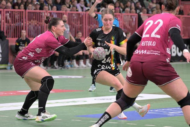 Laurentia Wolff VfL Oldenburg, 24 vs Svenja Huebner TusSies Metzingen, 26 TusSies Metzingen vs VfL Oldenburg, handball, Alsco HBF, 11 league matchday, 2025 2026 season, 21 12 2025 TusSies Metzingen vs VfL Oldenburg, handball, Alsco HBF, 11 league matchday, 2025 2026 season, 21 12 2025 Tuebingen Copyright: xEibner-Pressefoto TobiasxBaurx EP_TBR