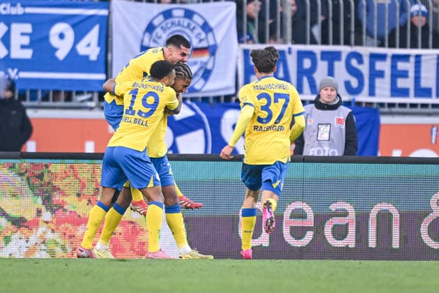 21 12 2025, Football, 2 Bundesliga, Season 2025 2026, Matchday 17, Eintracht Braunschweig FC Schalke 04, Sane Sidi Eintracht Braunschweig celebrates the goal for 2 0 xRHR PHOTO YYx Copyright: KROEGER RHR-FOTOx RHR-FOTO YY