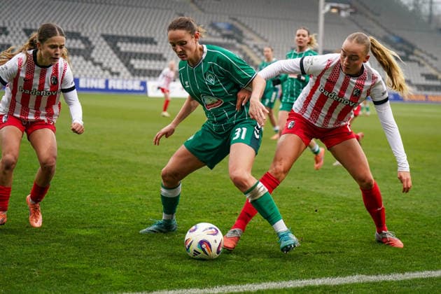 Germany Soccer Google Pixel Women Bundesliga 2025 26, 14 Matchday SC Freiburg vs SV Werder Bremen Dreisamstadion Freiburg Verena Wieder Werder Bremen Women, 31 and Tessa Blumenberg SC Freiburg Women, 7 in a duel Copyright: xJOERANxSTEINSIEKx