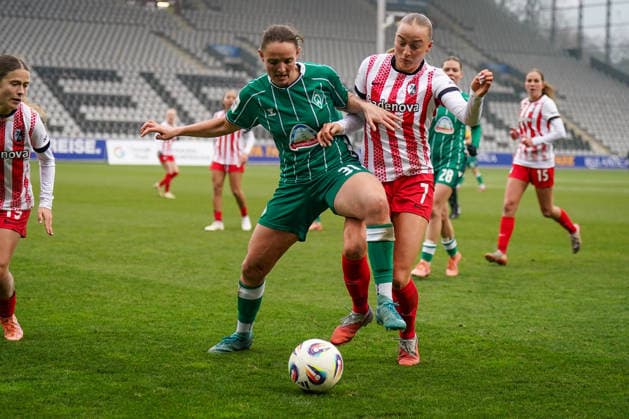 Germany Soccer Google Pixel Women Bundesliga 2025 26, 14 Matchday SC Freiburg vs SV Werder Bremen Dreisamstadion Freiburg Verena Wieder Werder Bremen Women, 31 and Tessa Blumenberg SC Freiburg Women, 7 in a duel Copyright: xJOERANxSTEINSIEKx