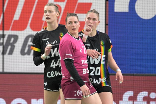 Lisa Marie Fragge VfL Oldenburg, 44 and Ariane Pfundstein VfL Oldenburg, 20 against Svenja Huebner TusSies Metzingen, 26 TusSies Metzingen vs VfL Oldenburg, handball, Alsco HBF, 11 league matchday, 2025 2026 season, 21 12 2025 TusSies Metzingen vs VfL Oldenburg, handball, Alsco HBF, 11 league matchday, 2025 2026 season, 21 12 2025 Tuebingen Copyright: xEibner-Pressefoto TobiasxBaurx EP_TBR