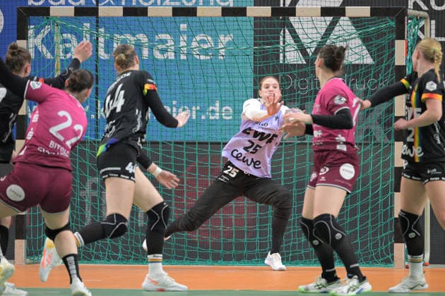 Madita Kohorst VfL Oldenburg, 25 in goal TusSies Metzingen vs VfL Oldenburg, handball, Alsco HBF, 11 league matchday, 2025 2026 season, 21 12 2025 TusSies Metzingen vs VfL Oldenburg, handball, Alsco HBF, 11 league matchday, 2025 2026 season, 21 12 2025 Tuebingen Copyright: xEibner-Pressefoto TobiasxBaurx EP_TBR