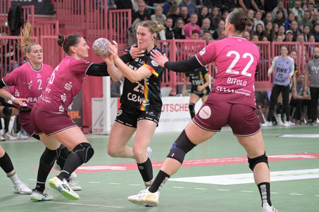 Paulina Golla VfL Oldenburg, 29 vs Svenja Huebner TusSies Metzingen, 26 and Gabriela Clausson Bitolo TusSies Metzingen, 22 TusSies Metzingen vs VfL Oldenburg, handball, Alsco HBF, 11 league matchday, 2025 2026 season, 21 12 2025 TusSies Metzingen vs VfL Oldenburg, handball, Alsco HBF, 11 league matchday, 2025 2026 season, 21 12 2025 Tuebingen Copyright: xEibner-Pressefoto TobiasxBaurx EP_TBR
