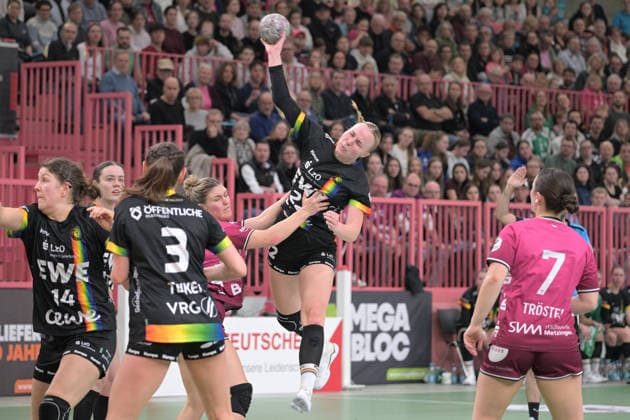 Lotta Roepcke VfL Oldenburg, 22 vs Nele Franz TusSies Metzingen, 10 TusSies Metzingen vs VfL Oldenburg, handball, Alsco HBF, 11 league matchday, 2025 2026 season, 21 12 2025 TusSies Metzingen vs VfL Oldenburg, handball, Alsco HBF, 11 league matchday, 2025 2026 season, 21 12 2025 Tuebingen Copyright: xEibner-Pressefoto TobiasxBaurx EP_TBR