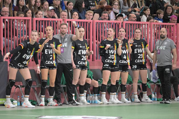Jubilation on the bench of VfL Oldenburg over the goal TusSies Metzingen vs VfL Oldenburg, Handball, Alsco HBF, 11 League matchday, Season 2025 2026, 21 12 2025 TusSies Metzingen vs VfL Oldenburg, Handball, Alsco HBF, 11 League matchday, Season 2025 2026, 21 12 2025 Tuebingen Copyright: xEibner-Pressefoto TobiasxBaurx EP_TBR