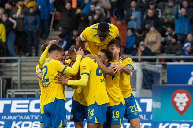 Germany, Soccer, 2 Bundesliga, Matchday 17 2025 2026 Eintracht Braunschweig Schalke 04 on 21 12 in Braunschweig Eintracht Stadion Sidi SanÃ Eintracht Braunschweig 24 scores the 2 0 goal Goal celebration Copyright: xSvenxHeidmannx