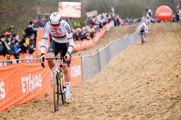 UCI Cyclocross World Cup 2025-2026 Koksijde KOKSIJDE, BELGIUM - DECEMBER 21 : Van der Poel Mathieu of Alpecin - Deceuninck in action during the 6th leg of the Koksijde UCI Cyclocross World Cup 2025-2026 a cyclocross race for Men Elite on December 21, 2025 in Koksijde, Belgium, 21 12 2025 ( Koksijde Belgium  Copyright: xNicoxVereeckenx
