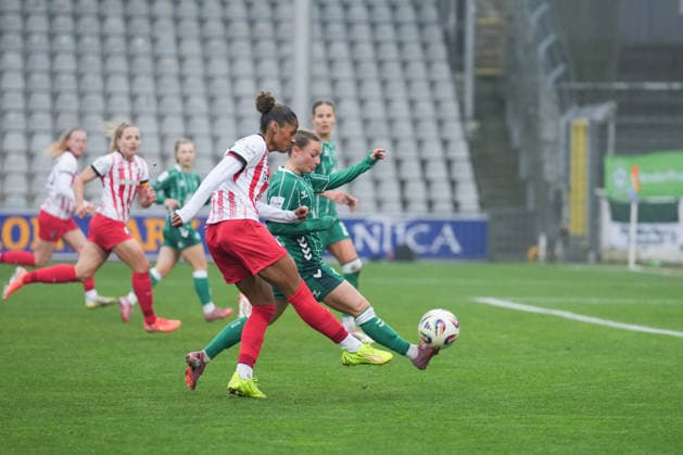 Google Pixel Womens Bundesliga SC Freiburg vs SV Werder Bremen, 21 12 2025 Aurélie Csillag SC Freiburg, 17 with a shot on goal Google Pixel Womens Bundesliga SC Freiburg vs SV Werder Bremen, Dreisamstadion, 21 12 2025 DFB DFL REGULATIONS PROHIBIT ANY USE OF PHOTOGRAPHS AS IMAGE SEQUENCES AND OR QUASI VIDEO Copyright: xBEAUTIFULxSPORTS Boscox