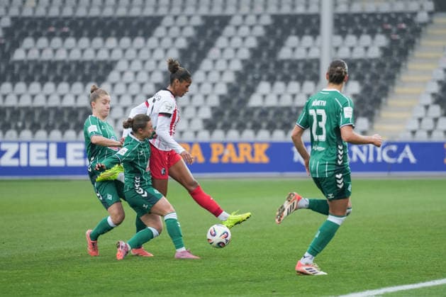 Google Pixel Womens Bundesliga SC Freiburg vs SV Werder Bremen, 21 12 2025 Duel between Aurélie Csillag SC Freiburg, 17 and Michelle Weiß SV Werder Bremen, 15 Google Pixel Womens Bundesliga SC Freiburg vs SV Werder Bremen, Dreisamstadion, 21 12 2025 DFB DFL REGULATIONS PROHIBIT ANY USE OF PHOTOGRAPHS AS IMAGE SEQUENCES AND OR QUASI VIDEO Copyright: xBEAUTIFULxSPORTS Boscox