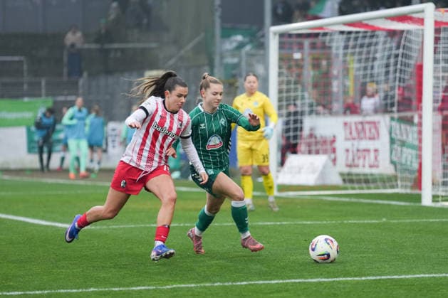 Google Pixel Womens Bundesliga SC Freiburg vs SV Werder Bremen, 21 12 2025 Duel between Leela Egli SC Freiburg, 20 and Chiara D Angelo SV Werder Bremen, 2 Google Pixel Womens Bundesliga SC Freiburg vs SV Werder Bremen, Dreisamstadion, 21 12 2025 DFB DFL REGULATIONS PROHIBIT ANY USE OF PHOTOGRAPHS AS IMAGE SEQUENCES AND OR QUASI VIDEO Copyright: xBEAUTIFULxSPORTS Boscox