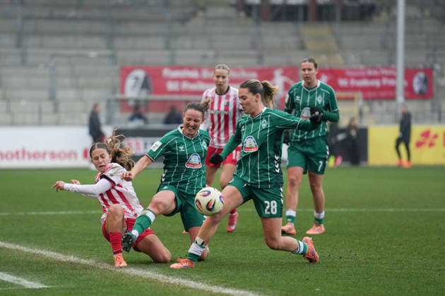 Google Pixel Womens Bundesliga SC Freiburg vs SV Werder Bremen, 21 12 2025 duel between Ni Szenk SC Freiburg, 19 and Verena Wieder SV Werder Bremen, 31 Google Pixel Womens Bundesliga SC Freiburg vs SV Werder Bremen, Dreisamstadion, 21 12 2025 DFB DFL REGULATIONS PROHIBIT ANY USE OF PHOTOGRAPHS AS IMAGE SEQUENCES AND OR QUASI VIDEO Copyright: xBEAUTIFULxSPORTS Boscox