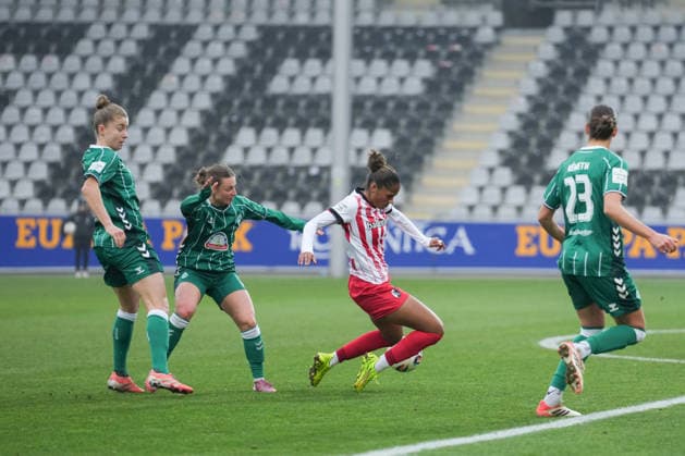 Google Pixel Womens Bundesliga SC Freiburg vs SV Werder Bremen, 21 12 2025 Duel between Aurélie Csillag SC Freiburg, 17 and Michelle Weiß SV Werder Bremen, 15 Google Pixel Womens Bundesliga SC Freiburg vs SV Werder Bremen, Dreisamstadion, 21 12 2025 DFB DFL REGULATIONS PROHIBIT ANY USE OF PHOTOGRAPHS AS IMAGE SEQUENCES AND OR QUASI VIDEO Copyright: xBEAUTIFULxSPORTS Boscox