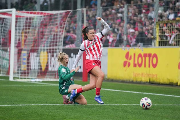 Google Pixel Womens Bundesliga SC Freiburg vs SV Werder Bremen, 21 12 2025 Duel between Leela Egli SC Freiburg, 20 and Chiara D Angelo SV Werder Bremen, 2 Google Pixel Womens Bundesliga SC Freiburg vs SV Werder Bremen, Dreisamstadion, 21 12 2025 DFB DFL REGULATIONS PROHIBIT ANY USE OF PHOTOGRAPHS AS IMAGE SEQUENCES AND OR QUASI VIDEO Copyright: xBEAUTIFULxSPORTS Boscox