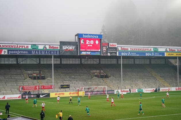 Germany, Freiburg, Europe, Dreisamstadion, scoreboard, score 2 0, SC Freiburg Frauen führt, SV Werder Bremen Frauen, womens soccer, Google Pixel Frauen Bundesliga, matchday 14, home match, stadium overview, stands, winter weather, fog, floodlit atmosphere, ongoing match, pitch, players in the match, referee, lineswoman, advertising boards, badenova, Rothaus, Lotto Baden Württemberg, soccer culture Copyright: xJOERANxSTEINSIEKx