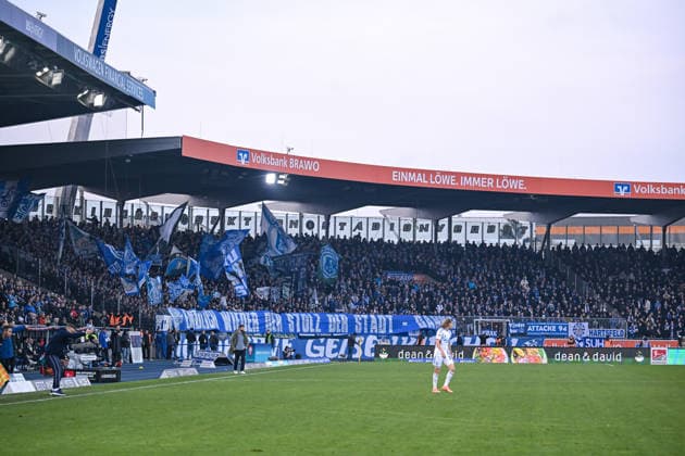 21 12 2025, Football, 2 Bundesliga, Season 2025 2026, 17 Matchday, Eintracht Braunschweig FC Schalke 04, Banner S04 xRHR PHOTO YYx Copyright: KROEGER RHR-FOTOx RHR-FOTO YY
