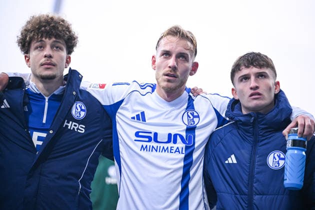 21 12 2025, Football, 2 Bundesliga, Season 2025 2026, Matchday 17, Eintracht Braunschweig FC Schalke 04, Mika Karim Khadr FC Schalke 04 , Timo Becker FC Schalke 04 , Vitalie Becker FC Schalke 04 xRHR PHOTO YYx Copyright: KROEGER RHR-FOTOx RHR-FOTO YY