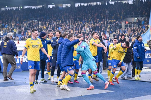 21 12 2025, Football, 2 Bundesliga, Season 2025 2026, Matchday 17, Eintracht Braunschweig FC Schalke 04, Eintracht Braunschweig celebrates the home win with the fans, xRHR PHOTO YYx Copyright: KROEGER RHR-FOTOx RHR-FOTO YY