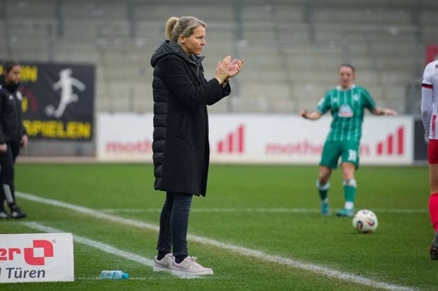 Soccer, Google Pixel Womens Bundesliga, Matchday 14, 2025 2026, SC Freiburg vs SV Werder Bremen, 21 12 2025, Dreisamstadion, Freiburg, FRIEDERIKE KROMP SV Werder Bremen, Coach Freiburg Dreisamstadion Baden Württemberg Germany Copyright: xFINLEYxMÖRCHx