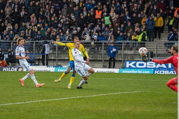 Germany, Soccer, 2 Bundesliga, Matchday 17 2025 2026 Eintracht Braunschweig Schalke 04 on 21 12 in Braunschweig Eintracht Stadion Sidi SanÃ Eintracht Braunschweig 24 scores the 2 0 Copyright: xSvenxHeidmannx
