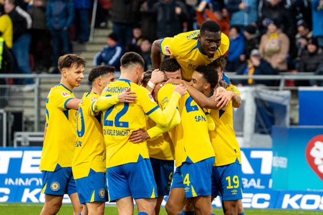 Germany, Soccer, 2 Bundesliga, Matchday 17 2025 2026 Eintracht Braunschweig Schalke 04 on 21 12 in Braunschweig Eintracht Stadion Sidi SanÃ Eintracht Braunschweig 24 scores the 2 0 goal Goal celebration Copyright: xSvenxHeidmannx