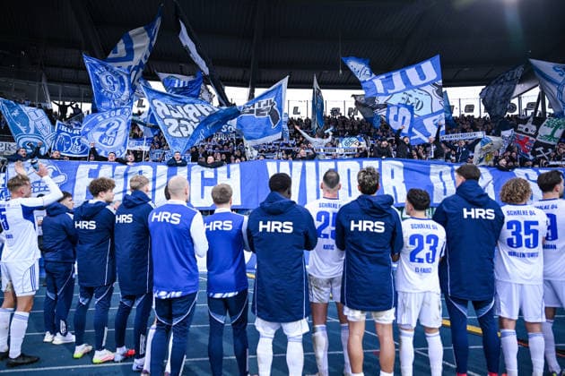 21 12 2025, Football, 2 Bundesliga, Season 2025 2026, Matchday 17, Eintracht Braunschweig FC Schalke 04, The players of FC Schalke 04 thank the fans for their support xRHR PHOTO YYx Copyright: KROEGER RHR-FOTOx RHR-FOTO YY