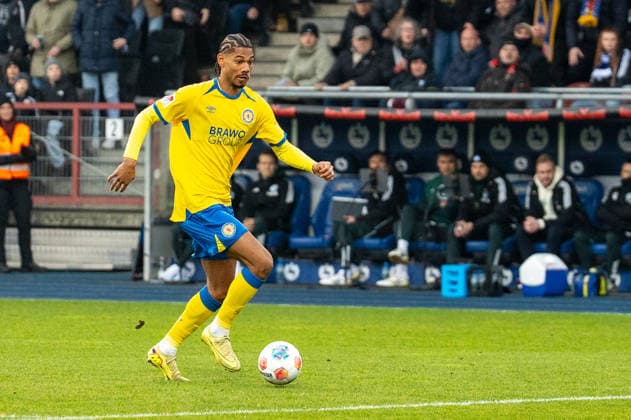 Germany, Soccer, 2 Bundesliga, Matchday 17 2025 2026 Eintracht Braunschweig Schalke 04 on 21 12 in Braunschweig Eintracht Stadion Sidi SanÃ Eintracht Braunschweig 24 scores the 2 0 Copyright: xSvenxHeidmannx