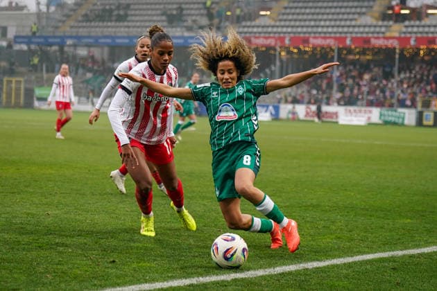 Germany Soccer Google Pixel Women Bundesliga 2025 26, 14 Matchday SC Freiburg vs SV Werder Bremen Dreisamstadion Freiburg Amira Arfaoui Werder Bremen Women, 8 and Nicole Ojukwu SC Freiburg Women, 6 Copyright: xJOERANxSTEINSIEKx