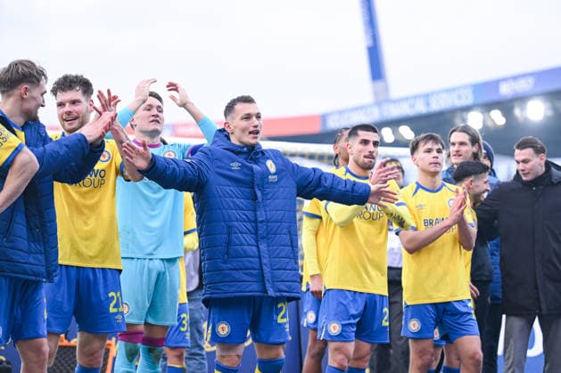 21 12 2025, Football, 2 Bundesliga, Season 2025 2026, Matchday 17, Eintracht Braunschweig FC Schalke 04, Eintracht Braunschweig celebrates the home win with the fans, Sven Köhler Eintracht Braunschweig xRHR PHOTO YYx Copyright: KROEGER RHR-FOTOx RHR-FOTO YY