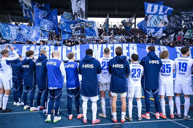 21 12 2025, Football, 2 Bundesliga, Season 2025 2026, Matchday 17, Eintracht Braunschweig FC Schalke 04, The players of FC Schalke 04 thank the fans for their support xRHR PHOTO YYx Copyright: KROEGER RHR-FOTOx RHR-FOTO YY