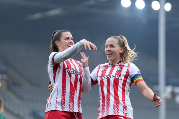 Leela Egli SC Freiburg, 20 goal celebration, emotions, jubilation, goal success, finish, goal, Lisa Karl SC Freiburg, 02 , Germany, Soccer, GooglePixel Womens Bundesliga, 14 Matchday, 2025 2026, SC Freiburg vs SV Werder Bremen, 21 12 2025, Dreisamstadion, Freiburg, Germany DFB REGULATIONS PROHIBIT ANY USE OF PHOTOGRAPHS AS IMAGE SEQUENCES AND OR QUASI VIDEO Freiburg Dreisamstadion Baden Wuerttemberg Germany Copyright: xArnexAmbergx
