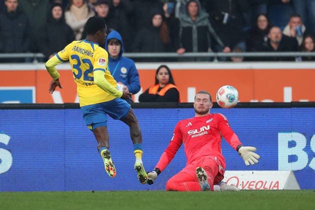 Braunschweig vs Schalke 04, 2 BL Braunschweig, 21 12 2025, FOOTBALL Eintracht Braunschweig vs FC Schalke 04, 2 BL, Season 2025 26 Christian Conteh Eintracht Braunschweig , Goalkeeper Loris Karius FC Schalke 04 Braunschweig