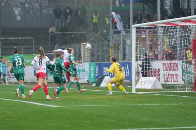Google Pixel Womens Bundesliga SC Freiburg vs SV Werder Bremen, 21 12 2025 Svenja Fölmli SC Freiburg, 9 with her header for 3 0 Google Pixel Womens Bundesliga SC Freiburg vs SV Werder Bremen, Dreisamstadion, 21 12 2025 DFB DFL REGULATIONS PROHIBIT ANY USE OF PHOTOGRAPHS AS IMAGE SEQUENCES AND OR QUASI VIDEO Copyright: xBEAUTIFULxSPORTS Boscox