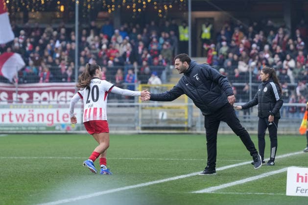 Leela Egli SC Freiburg, 20 and Edmond Kapllani SC Freiburg, coach goal celebration, emotions, jubilation, goal success, finish, goal , Germany, Football, GooglePixel Womens Bundesliga, Matchday 14, 2025 2026, SC Freiburg vs SV Werder Bremen, 21 12 2025, Dreisamstadion, Freiburg, Germany DFB REGULATIONS PROHIBIT ANY USE OF PHOTOGRAPHS AS IMAGE SEQUENCES AND OR QUASI VIDEO Freiburg Dreisamstadion Baden Wuerttemberg Germany Copyright: xArnexAmbergx
