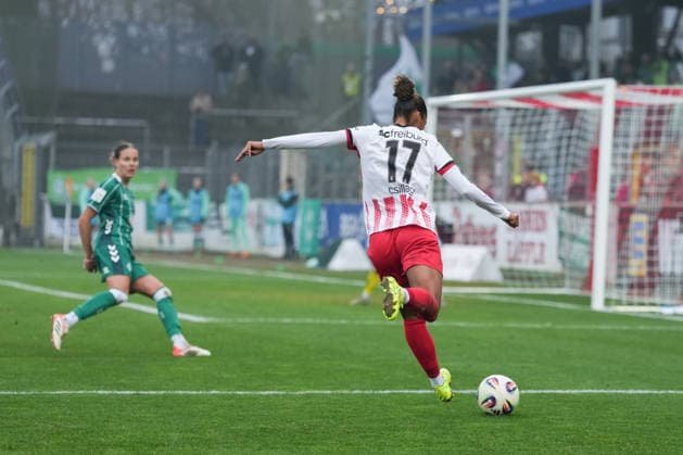 Google Pixel Womens Bundesliga SC Freiburg vs SV Werder Bremen, 21 12 2025 Aurélie Csillag SC Freiburg, 17 with a cross Google Pixel Womens Bundesliga SC Freiburg vs SV Werder Bremen, Dreisamstadion, 21 12 2025 DFB DFL REGULATIONS PROHIBIT ANY USE OF PHOTOGRAPHS AS IMAGE SEQUENCES AND OR QUASI VIDEO Copyright: xBEAUTIFULxSPORTS Boscox