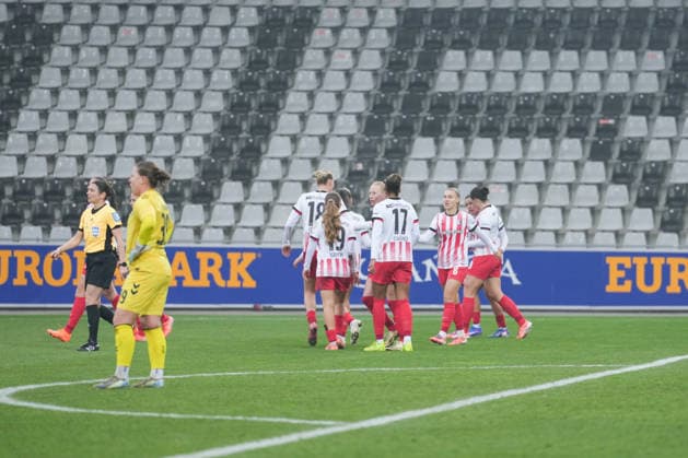 Google Pixel Womens Bundesliga SC Freiburg vs SV Werder Bremen, 21 12 2025 Goal celebration to 3 0 by Svenja Fölmli SC Freiburg, 9 Google Pixel Womens Bundesliga SC Freiburg vs SV Werder Bremen, Dreisamstadion, 21 12 2025 DFB DFL REGULATIONS PROHIBIT ANY USE OF PHOTOGRAPHS AS IMAGE SEQUENCES AND OR QUASI VIDEO Copyright: xBEAUTIFULxSPORTS Boscox